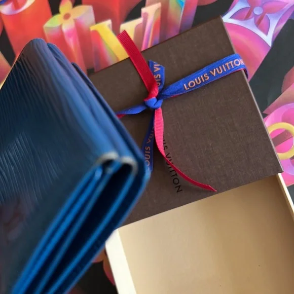 Authentic Louis Vuitton epi wallet unisex - Picture 13 of 15